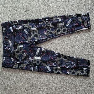 Constantly Varied Gear midnight skulls capri legging size XL